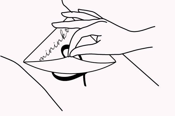 Dieser Schritt zeigt auf, wie der Tattoo-Träger des minink Tattoos wieder entfernt wird.