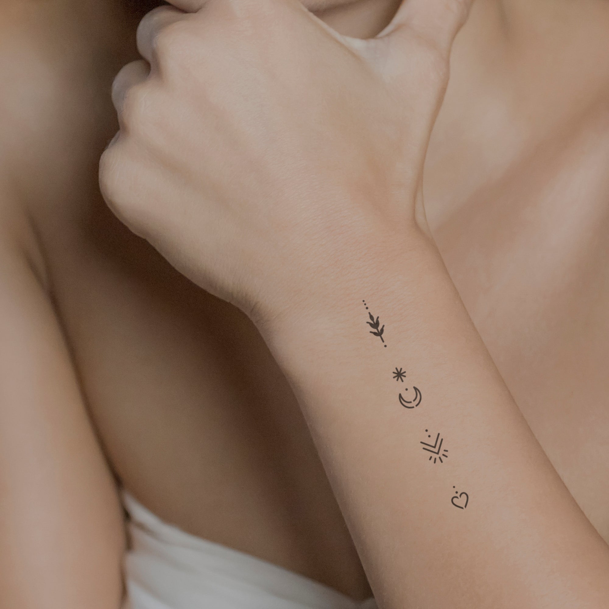 Ornament mit Mond, Pfeile und Herz Tattoo von minink, der Marke für temporäre Tattoos.