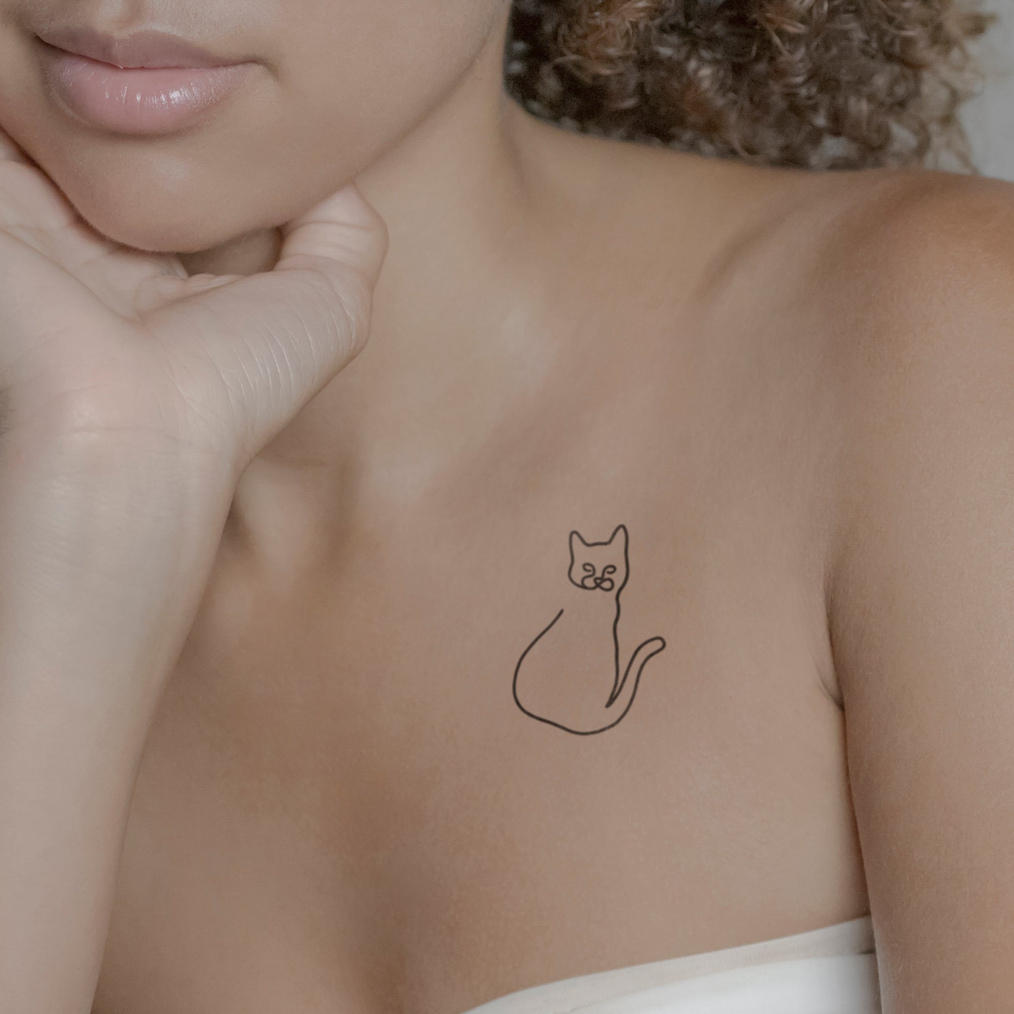 Abstrakte Katze Tattoo von minink, der Marke für temporäre Tattoos.