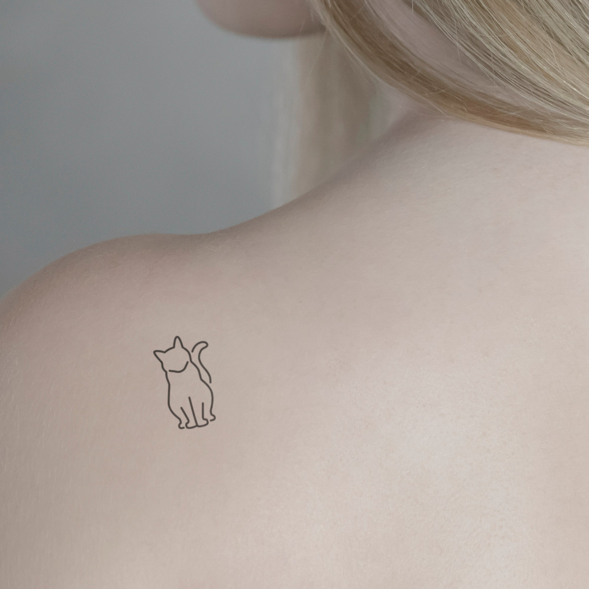Verwunderte Katze Tattoo von minink, der Marke für temporäre Tattoos.
