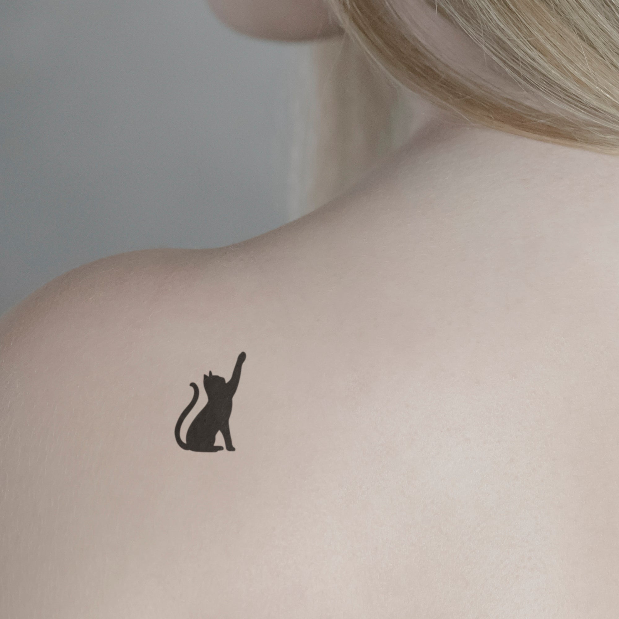 Katze ausgefüllt Tattoo von minink, der Marke für temporäre Tattoos.