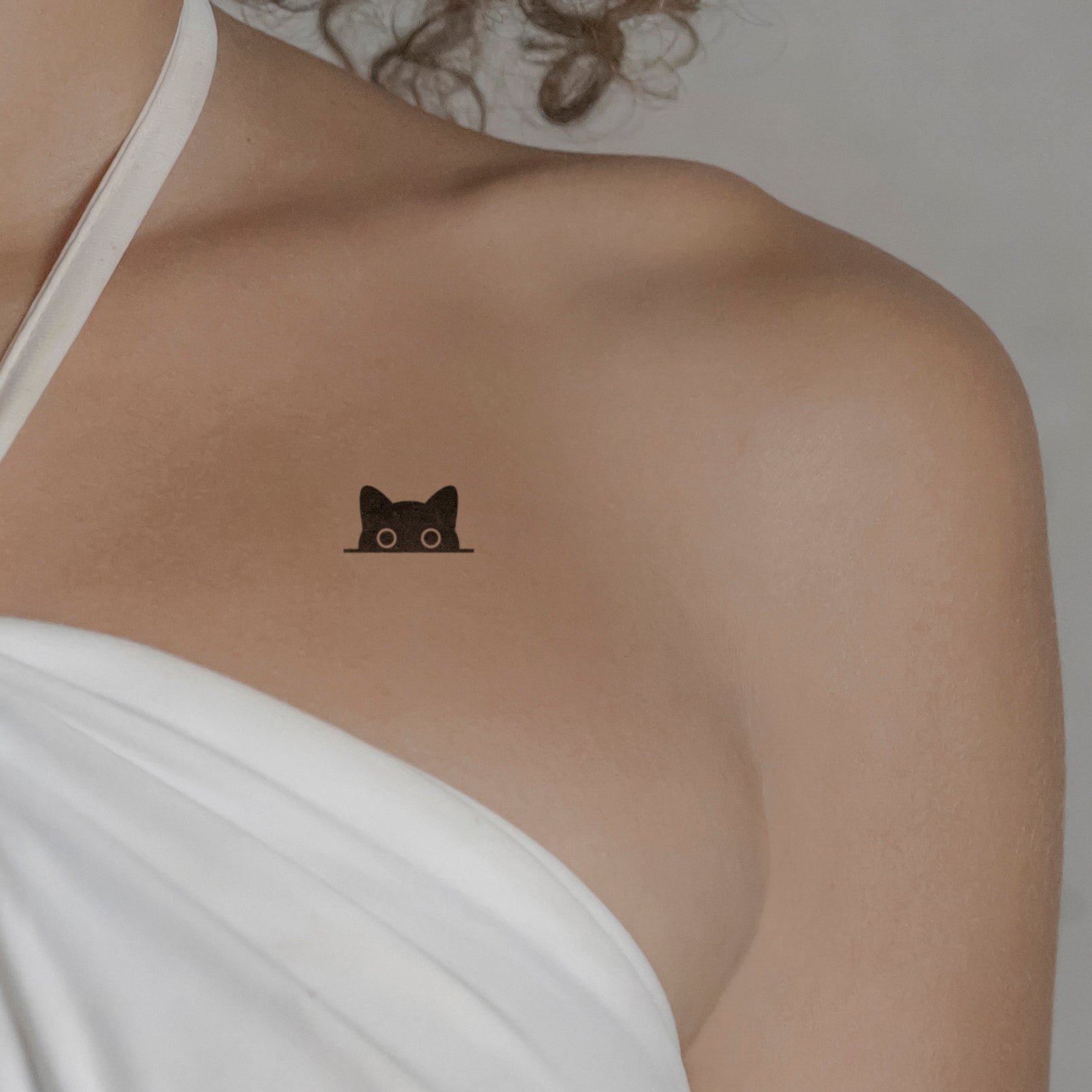Neugierige Katze Tattoo von minink, der Marke für temporäre Tattoos.