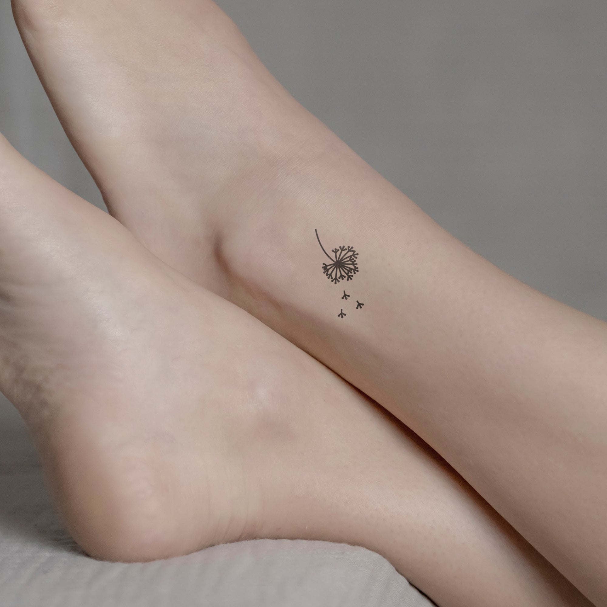 Löwenzahn mit Samen Tattoo von minink, der Marke für temporäre Tattoos.