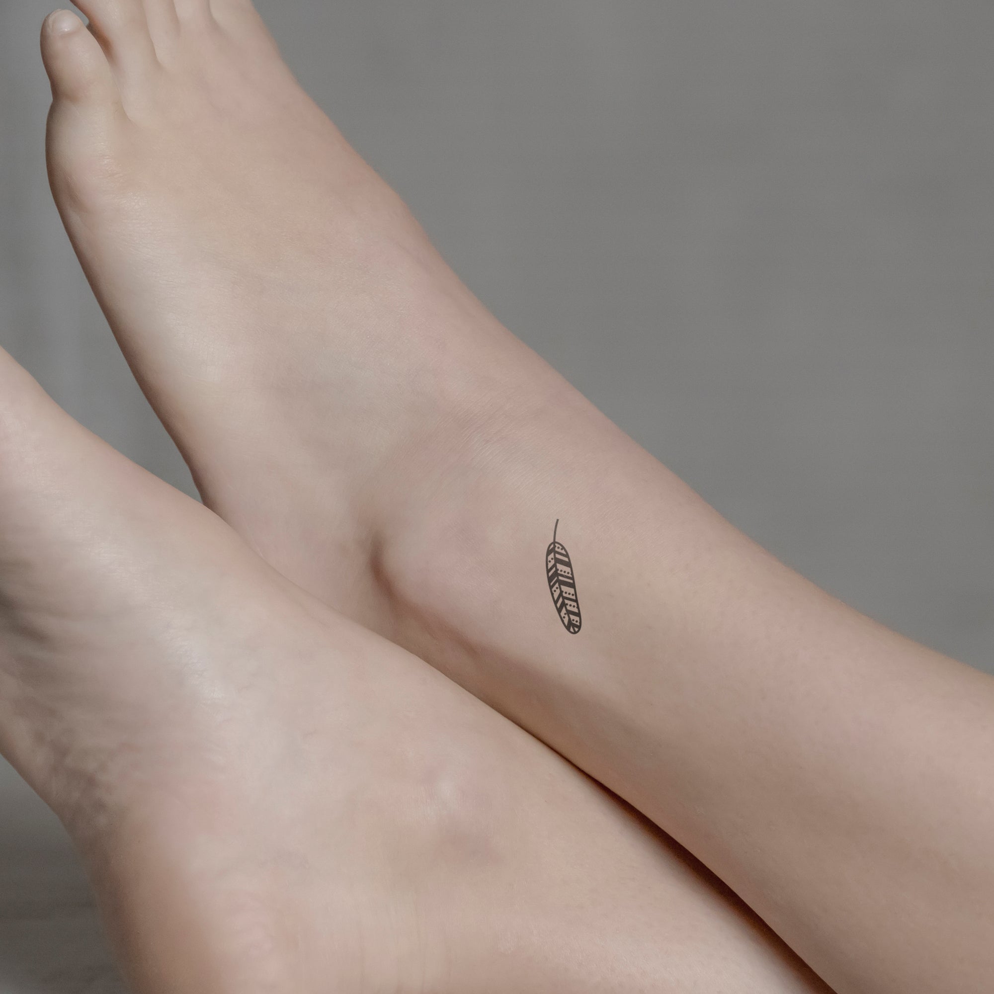 Feder Tattoo von minink, der Marke für temporäre Tattoos.