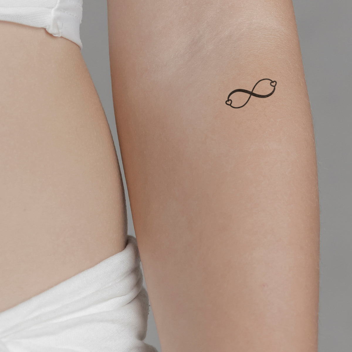 Symbol Unendlichkeit mit Herzen Tattoo von minink, der Marke für temporäre Tattoos.