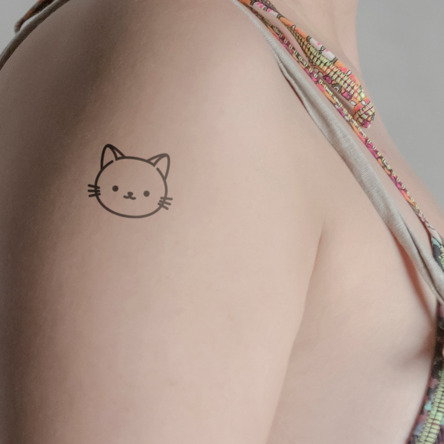 Niedliche Katze Tattoo von minink, der Marke für temporäre Tattoos.