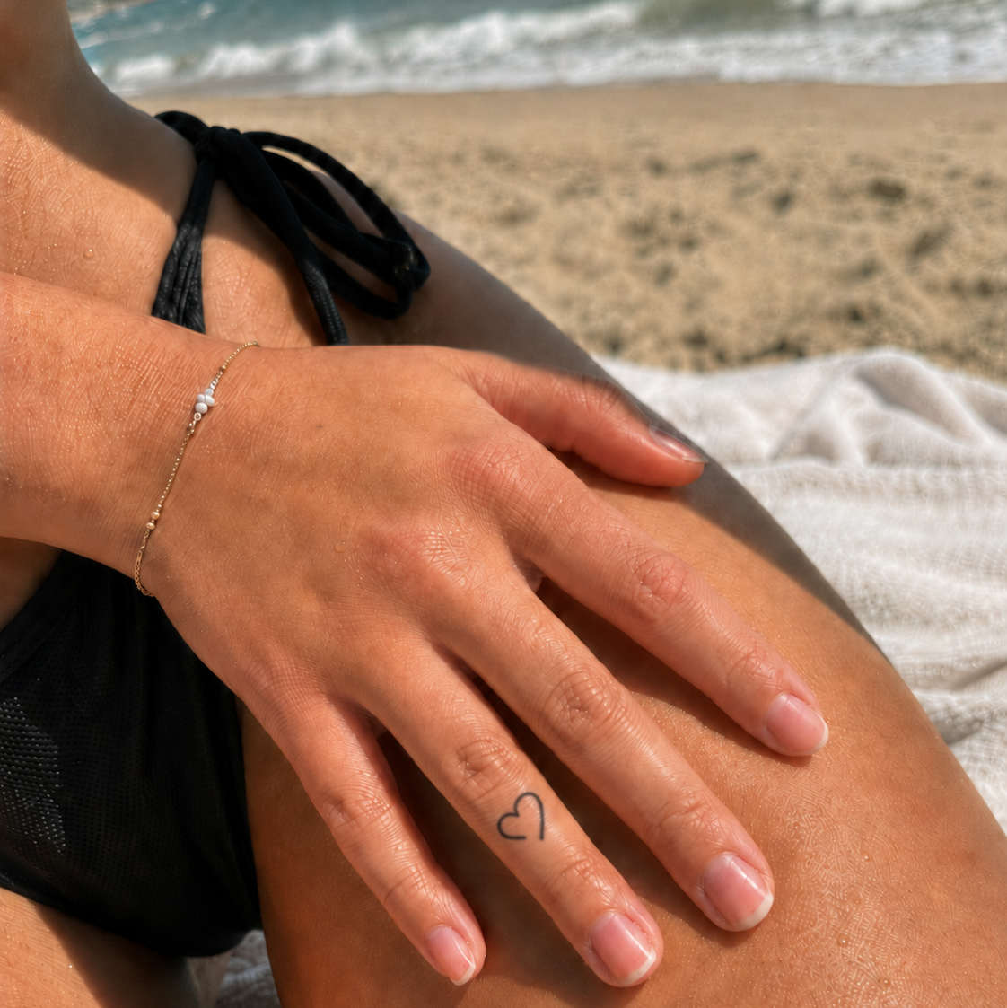Schmales & offenes Herz Tattoo von minink, der Marke für temporäre Tattoos.