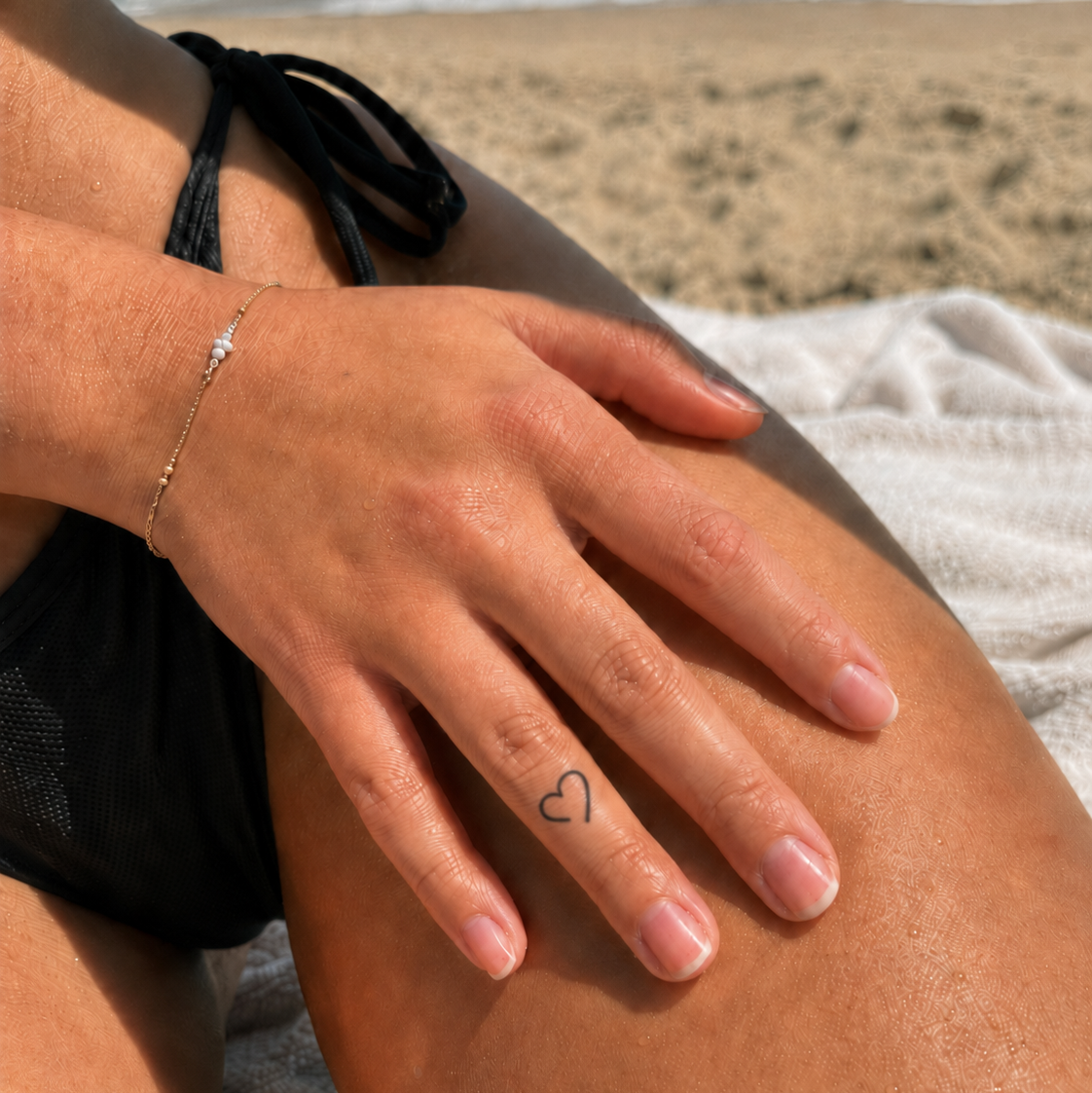 Kleines offenes Herz Tattoo von minink, der Marke für temporäre Tattoos.