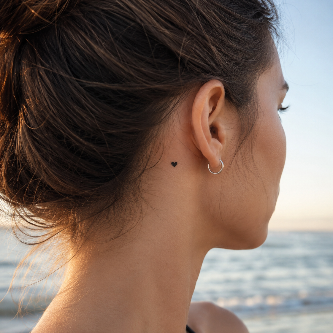 Kleines ausgefülltes Herz Tattoo von minink, der Marke für temporäre Tattoos.