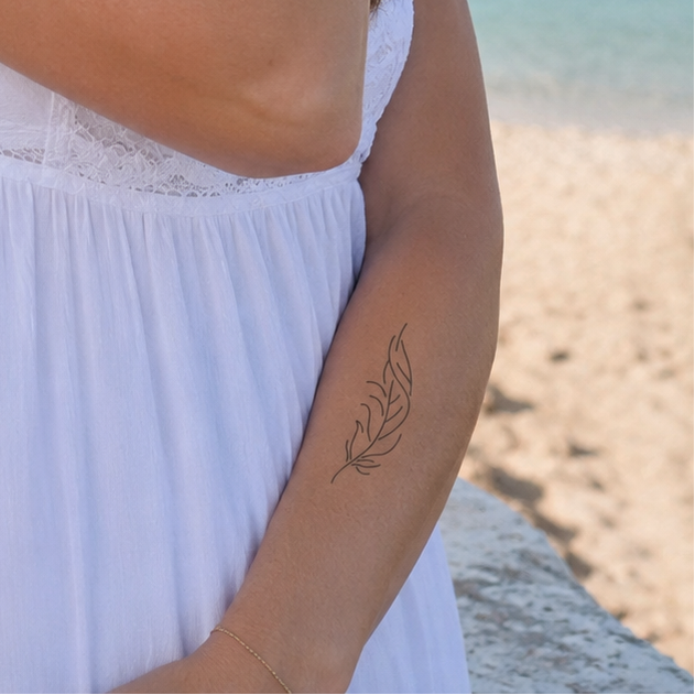 Feder geschwungen Tattoo von minink, der Marke für temporäre Tattoos.