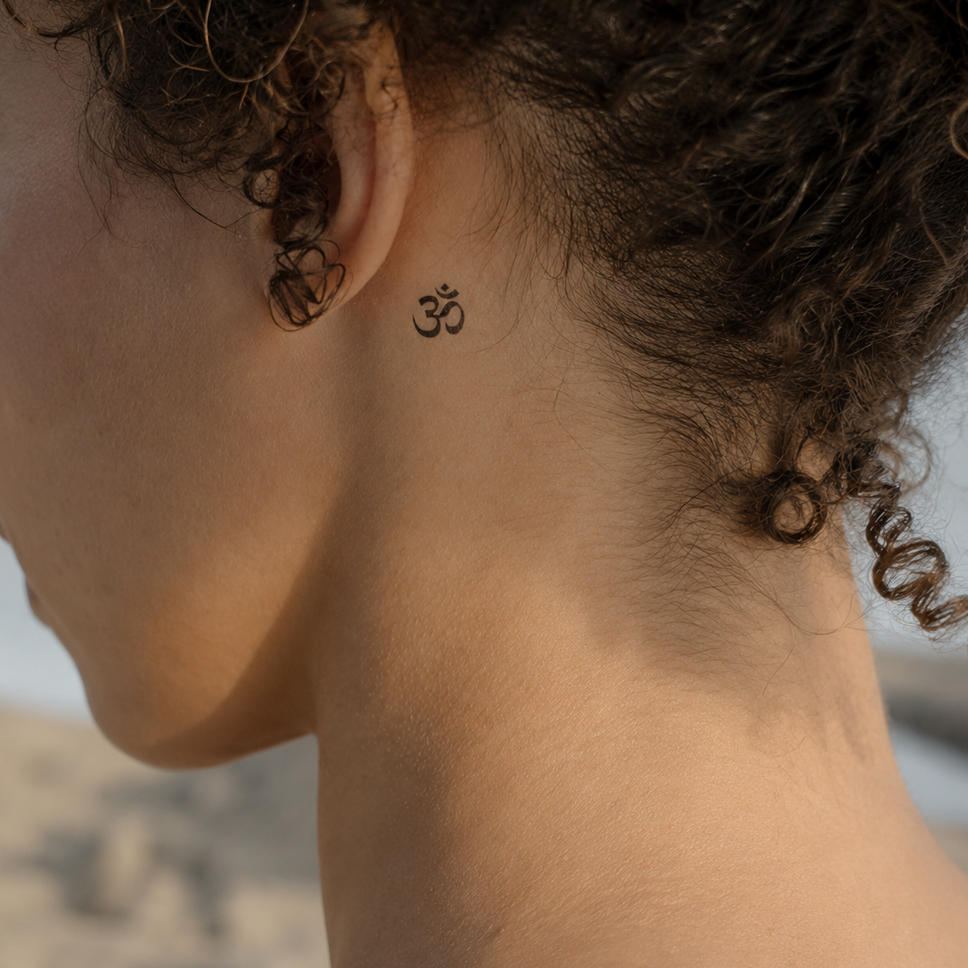 Schriftzug Tattoo Om von minink, der Marke für temporäre Tattoos.