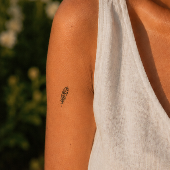 Stilvolle Feder Tattoo von minink, der Marke für temporäre Tattoos.