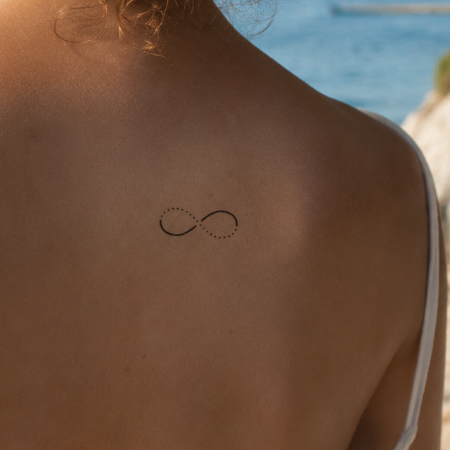 Symbol Unendlichkeit Tattoo von minink, der Marke für temporäre Tattoos.