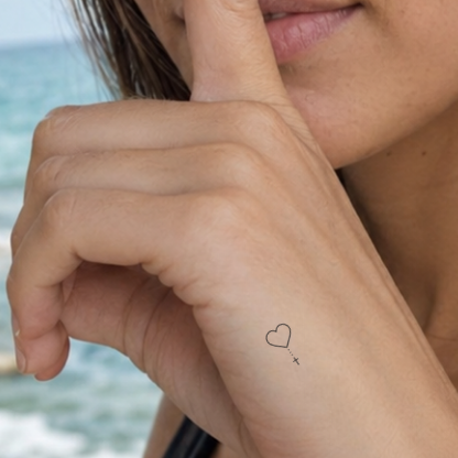 Herz mit Kreuz Tattoo von minink, der Marke für temporäre Tattoos.