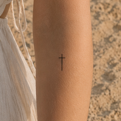 Kleines Kreuz Tattoo von minink, der Marke für temporäre Tattoos.