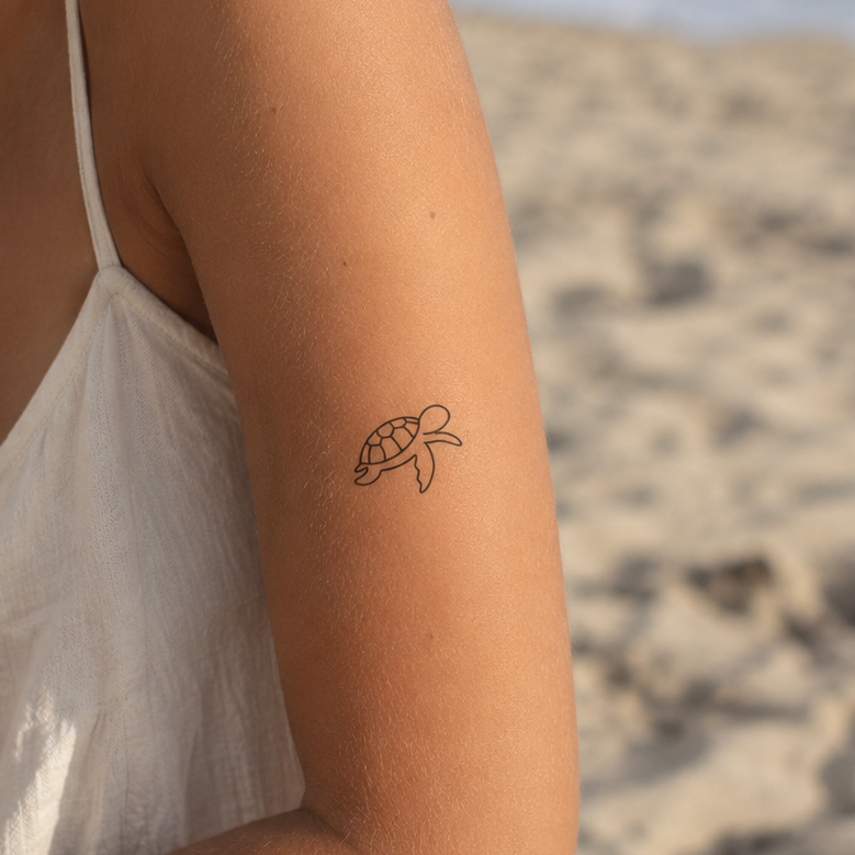 Schwimmende Schildkröte Tattoo von minink, der Marke für temporäre Tattoos.