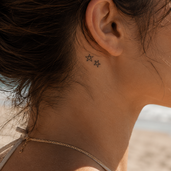 Zwei Sterne Tattoo von minink, der Marke für temporäre Tattoos.