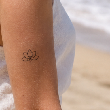 Lotusblume mit Punkten Tattoo von minink, der Marke für temporäre Tattoos.