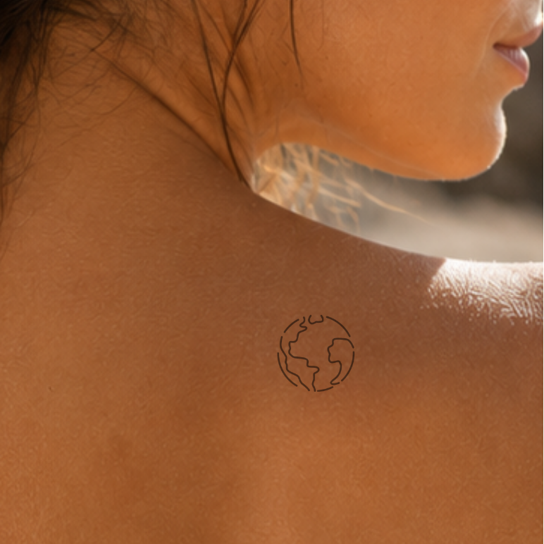 Planet Erde Tattoo von minink, der Marke für temporäre Tattoos.