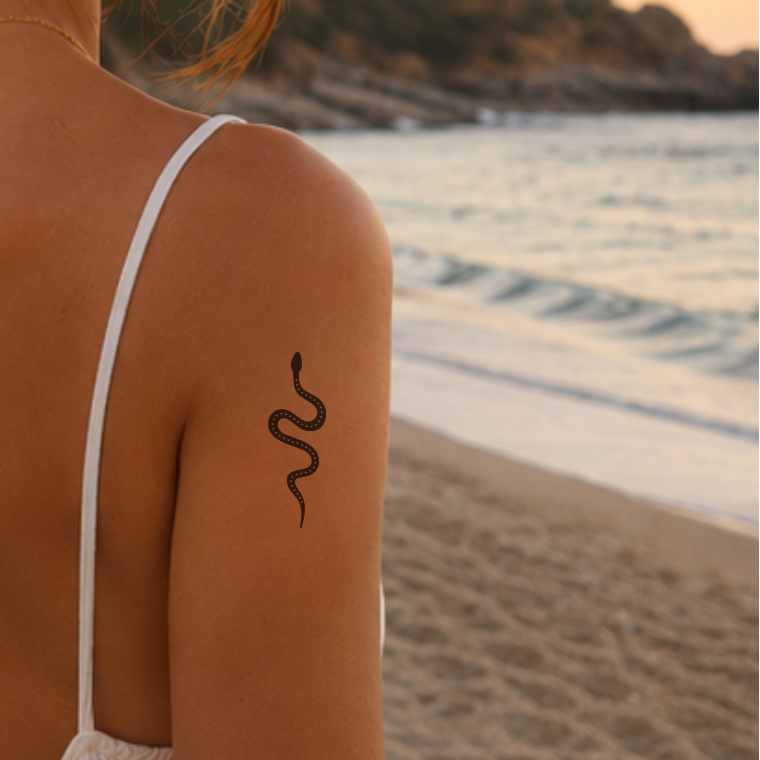 Schlange mit Punkten Tattoo von minink, der Marke für temporäre Tattoos.