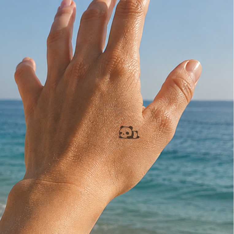 Süsser Panda Tattoo von minink, der Marke für temporäre Tattoos.
