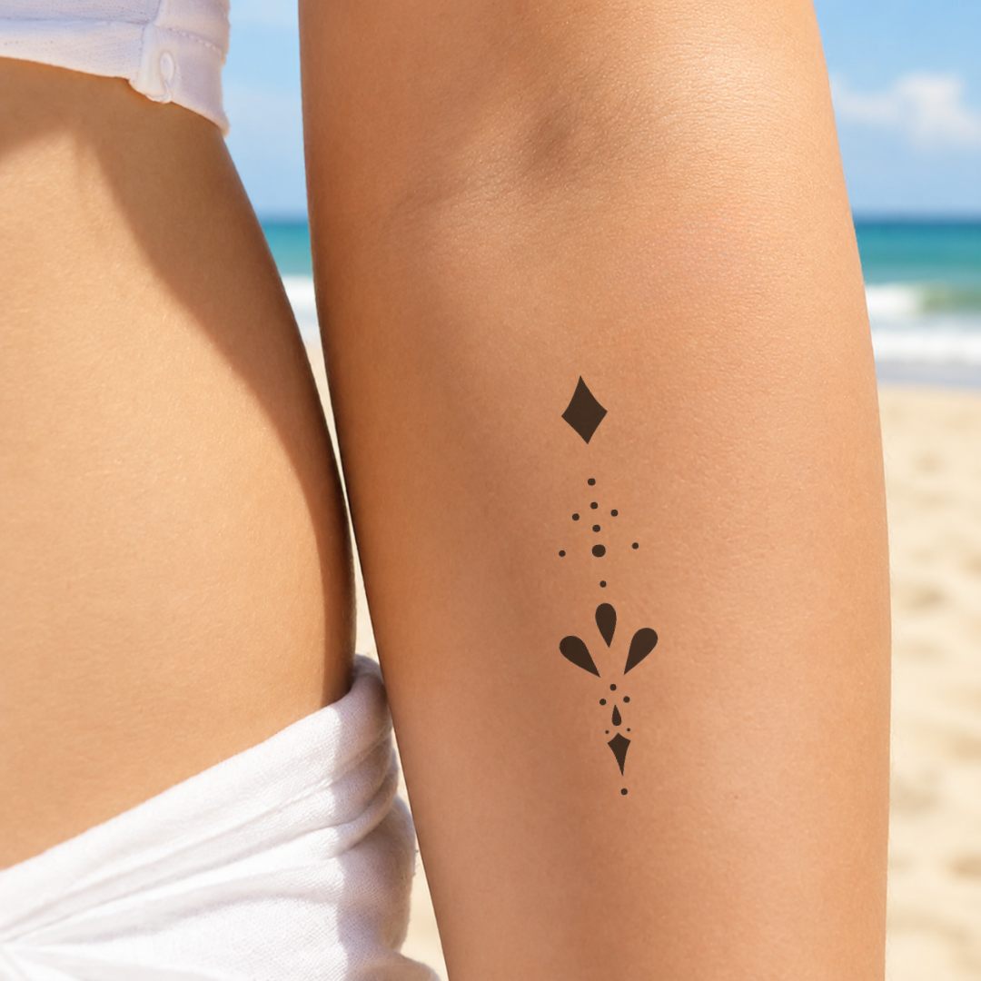 Temporäres Tattoo von minink: Zentrale Geometrie mit floraler Basis
