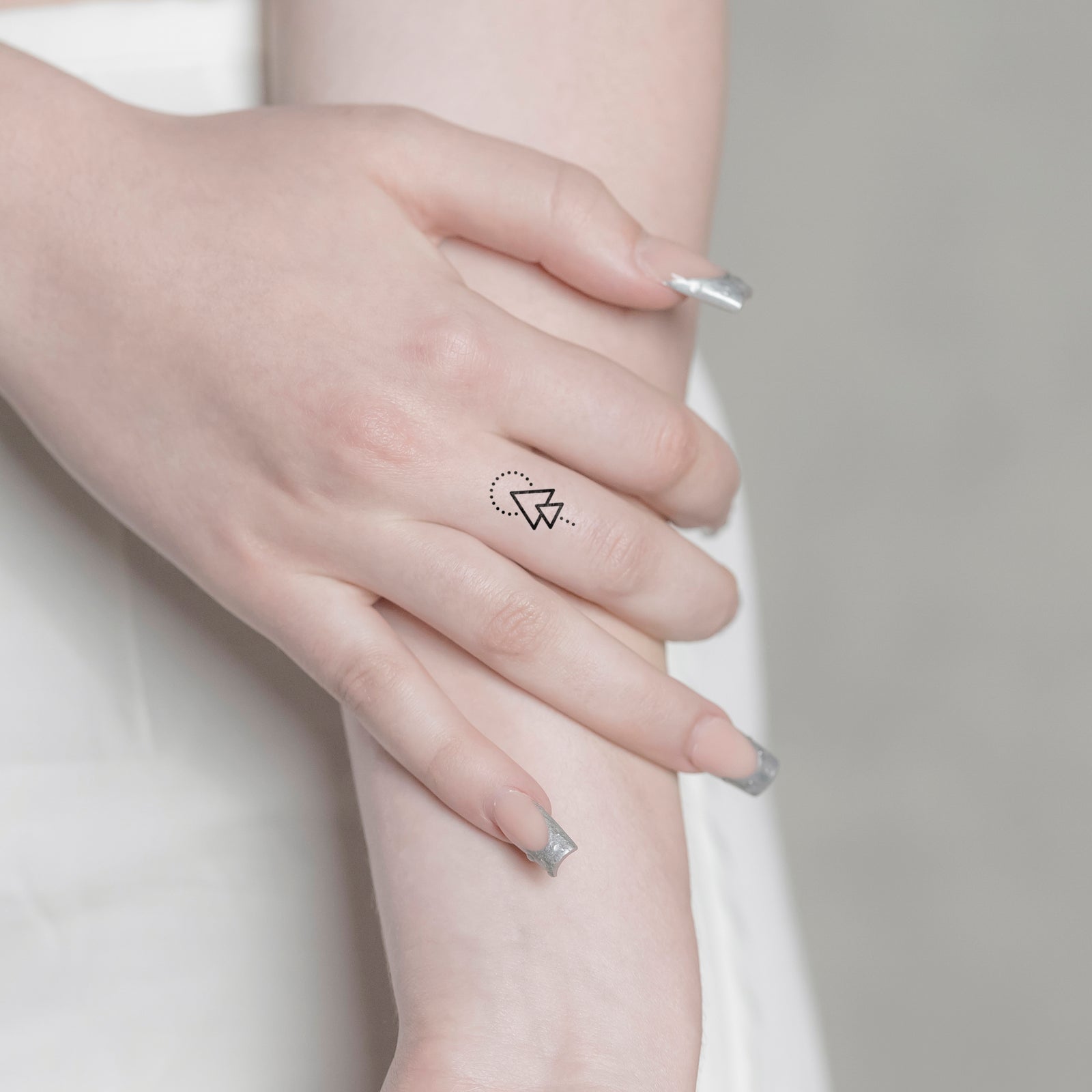 Temporäres Tattoo von minink: Dreiecke mit Kreis