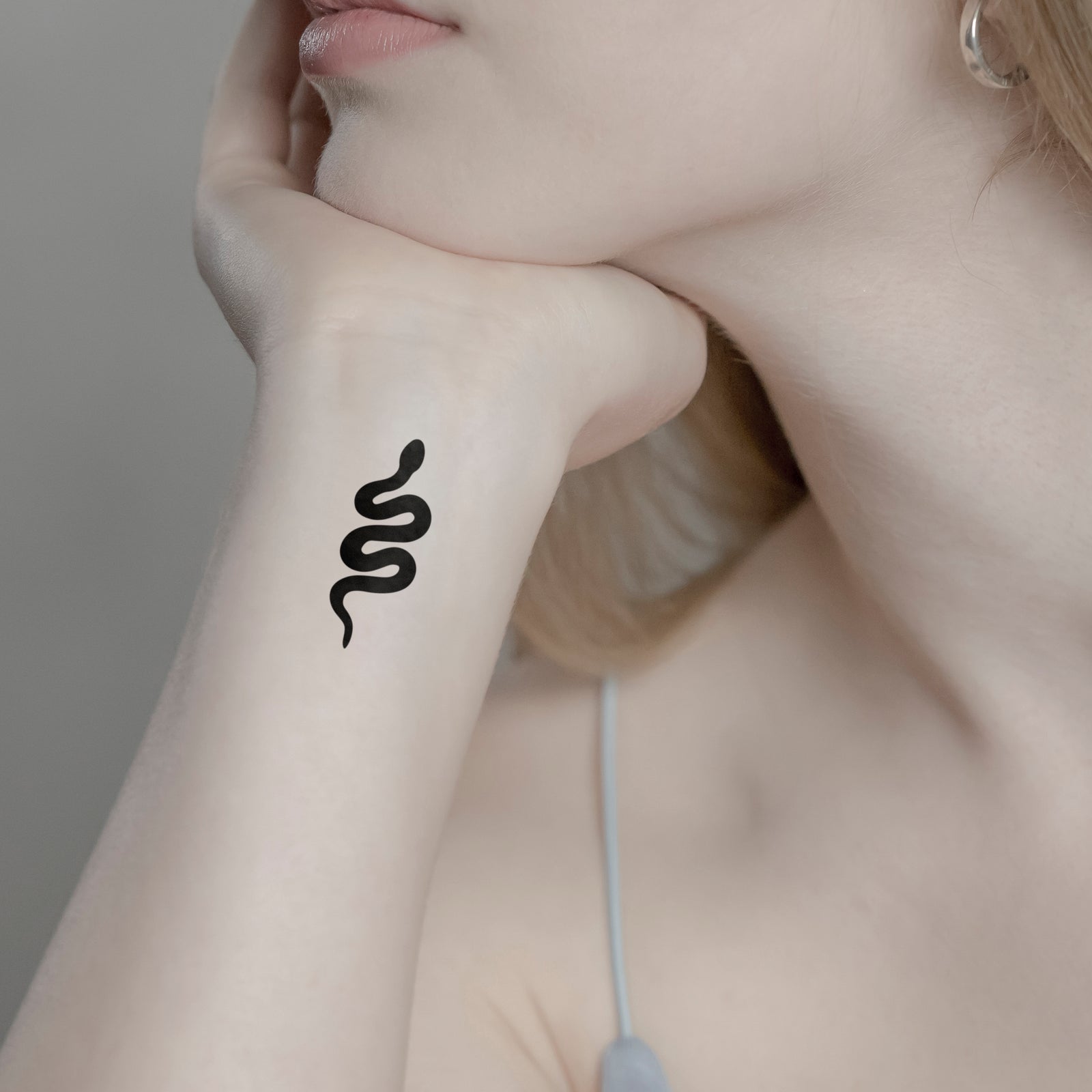 Temporäres Tattoo von minink: Ausgefüllte Schlange