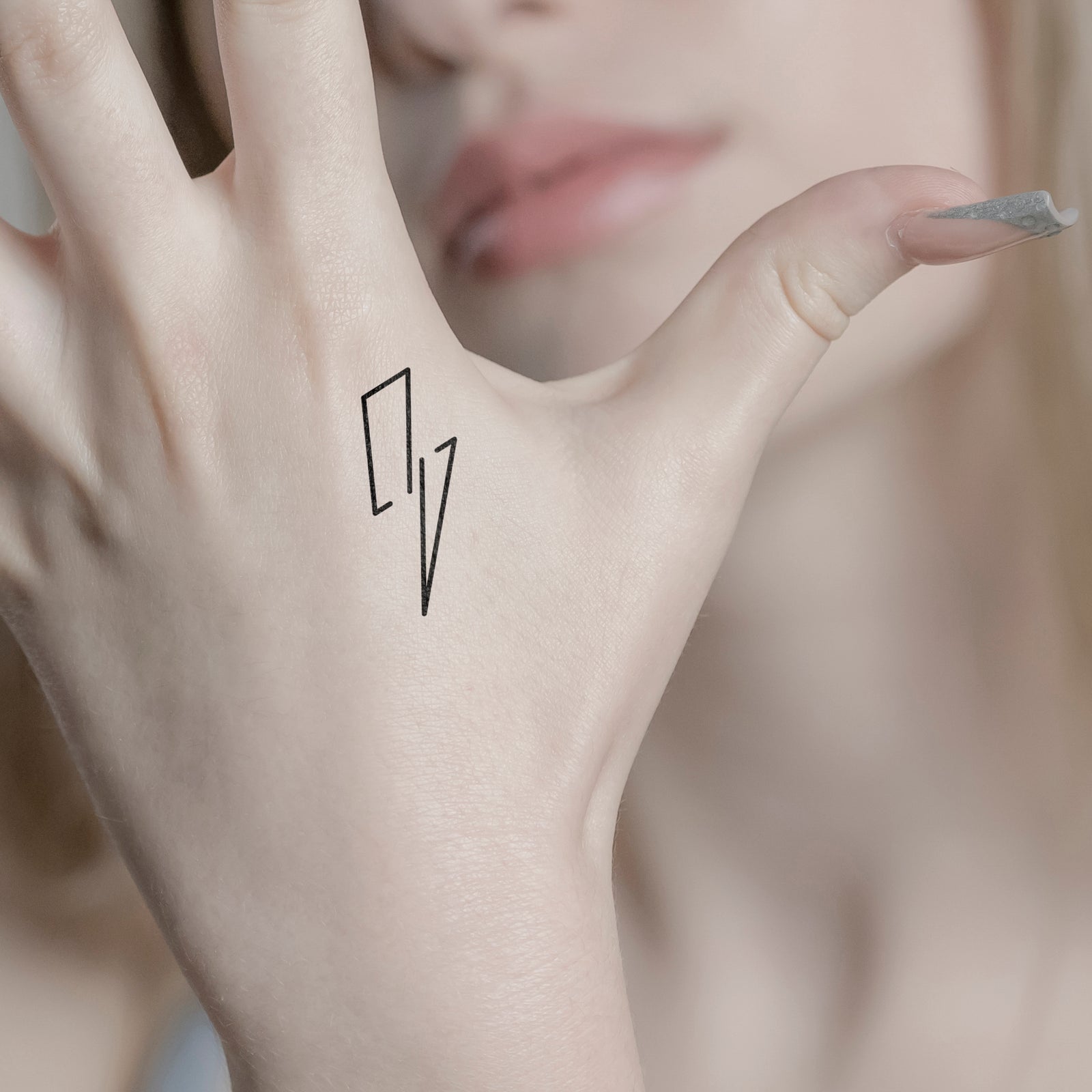 Temporäres Tattoo von minink: Minimalistischer Blitz