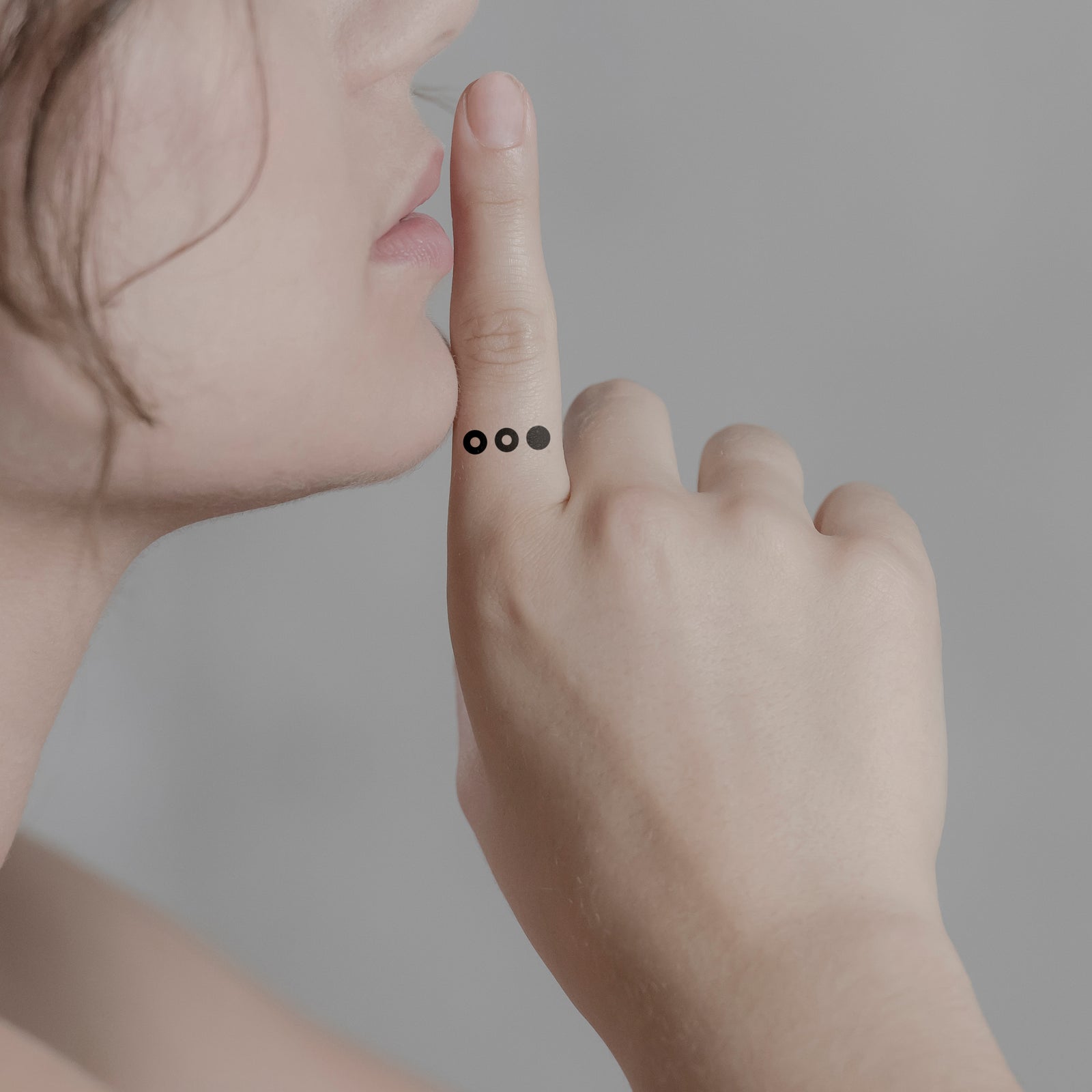 Temporäres Tattoo von minink: Drei kleine Punkte