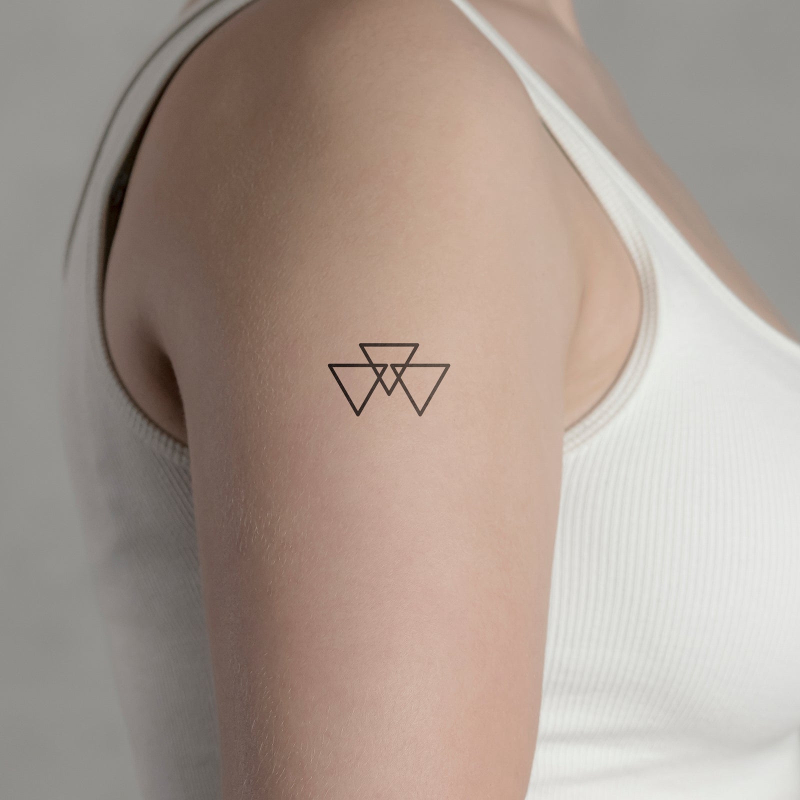 Temporäres Tattoo von minink: Minimalistische Dreiecke