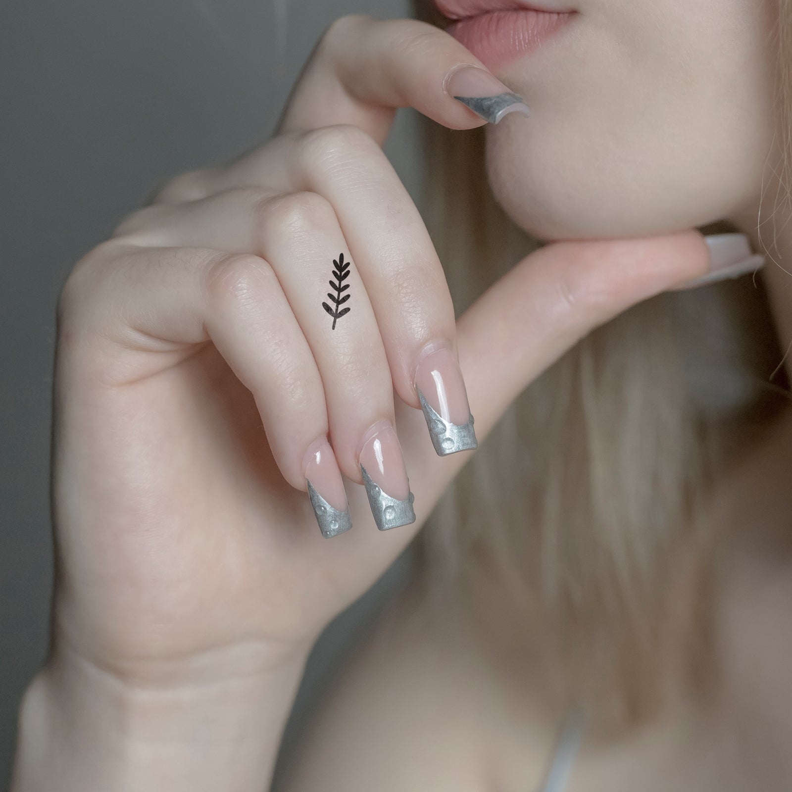 Temporäres Tattoo von minink: Ausgefüllter Zweig