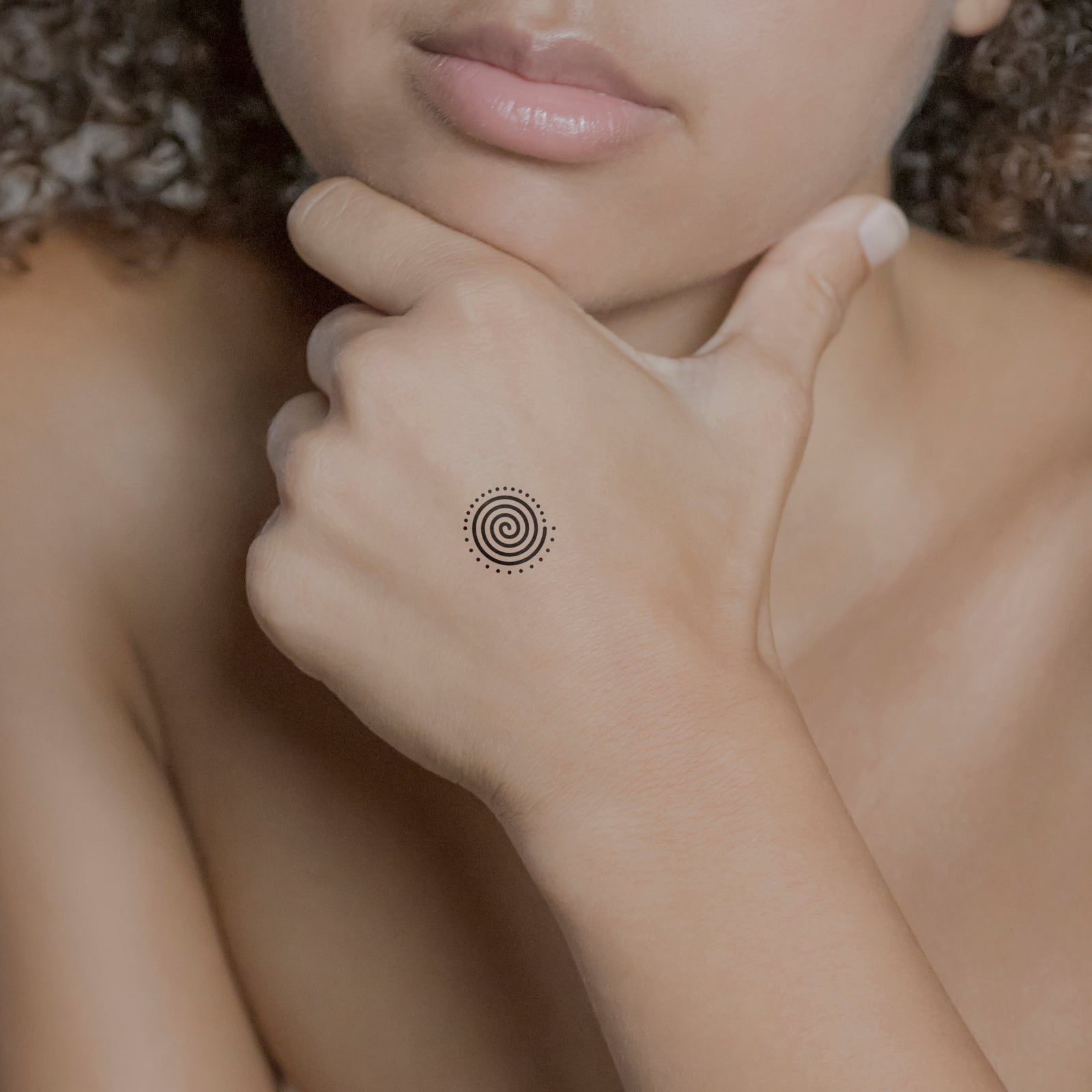 Temporäres Tattoo von minink: Spirale mit Punkten