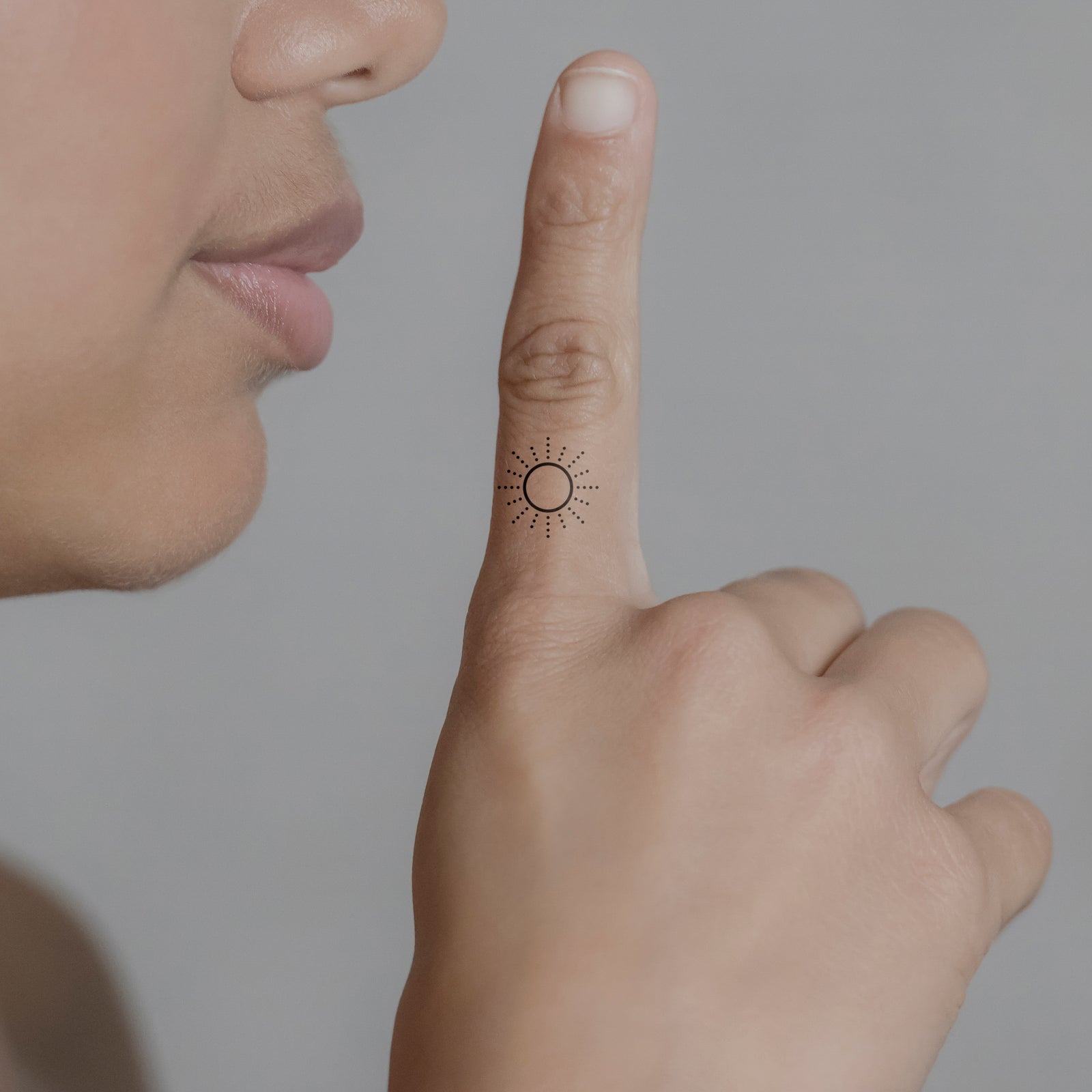 Temporäres Tattoo von minink: Symmetrische Sonne