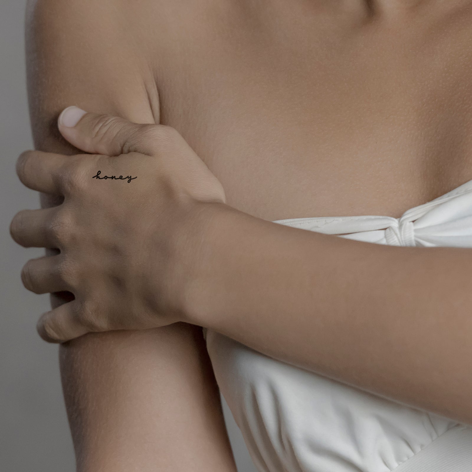 Temporäres Tattoo von minink: Honey in kursiv