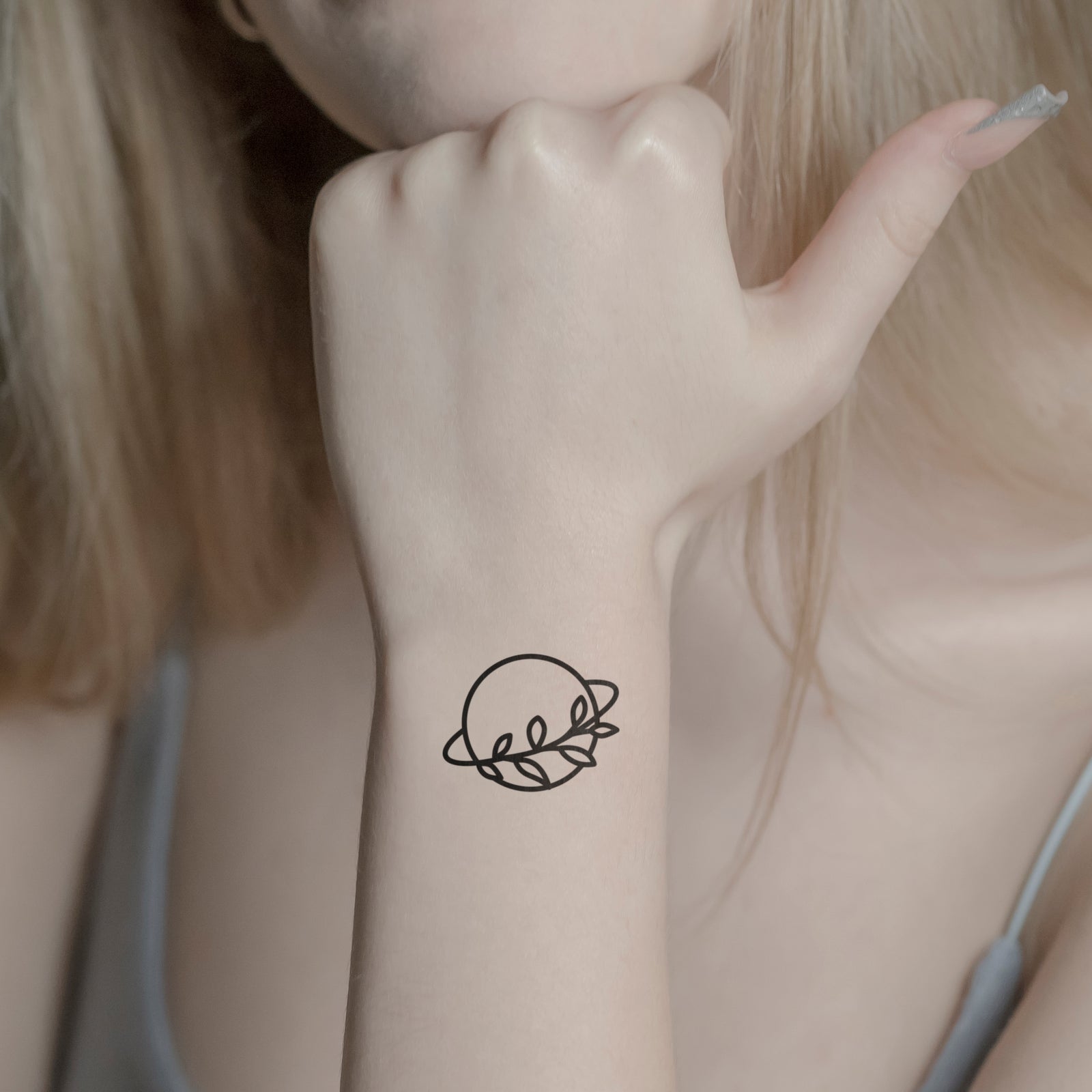 Temporäres Tattoo von minink: Planet mit Zweig
