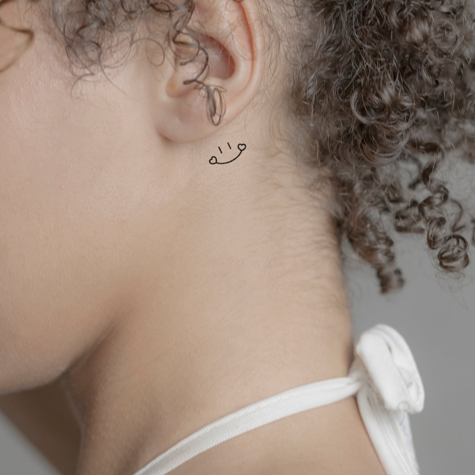 Temporäres Tattoo von minink: Smiley mit Herzen