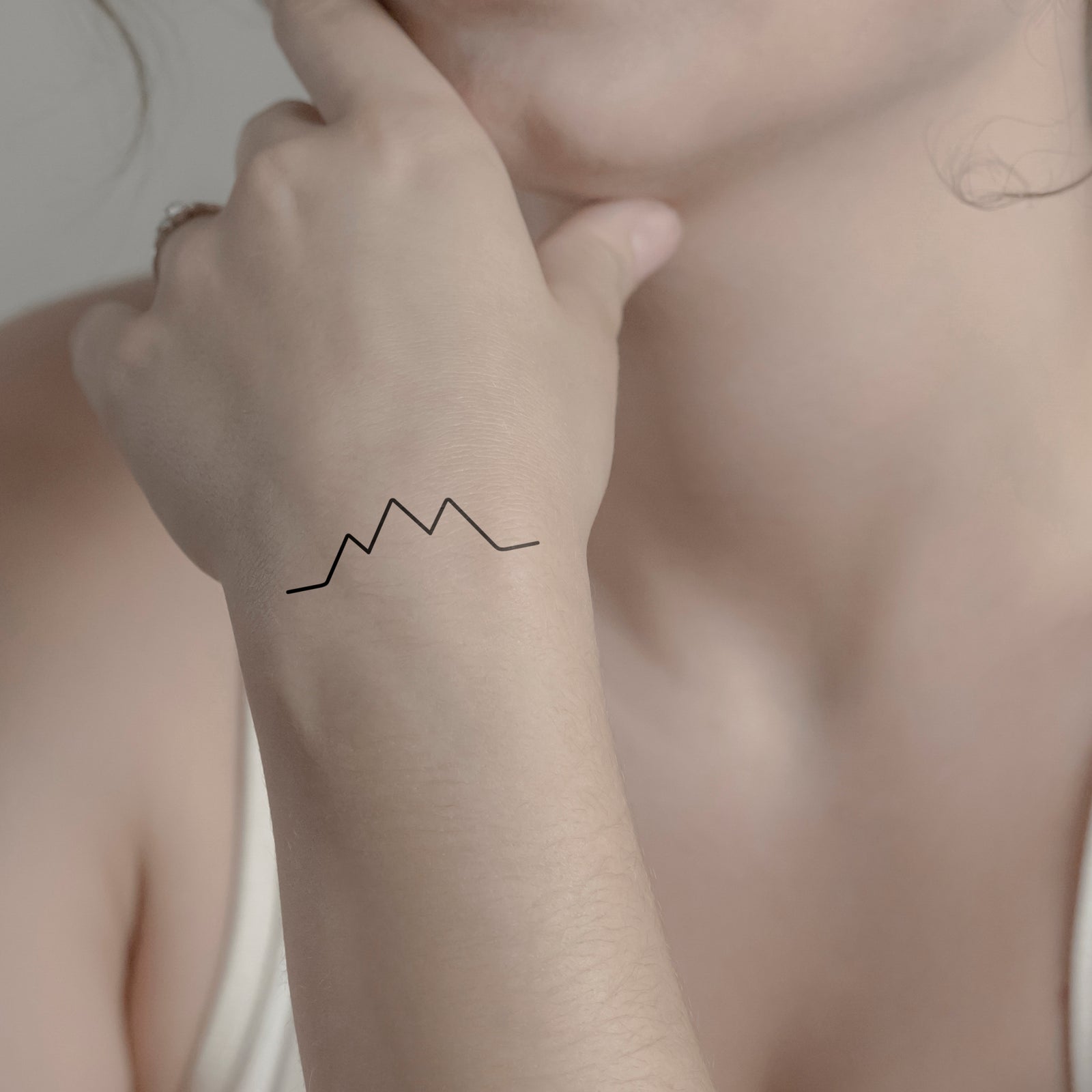 Temporäres Tattoo von minink: Berg mit drei Spitzen