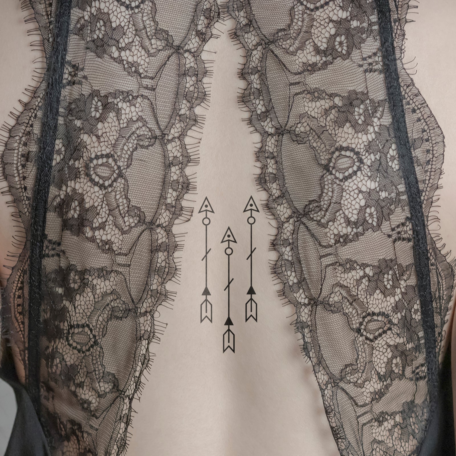 Temporäres Tattoo von minink: Drei grosse Pfeile