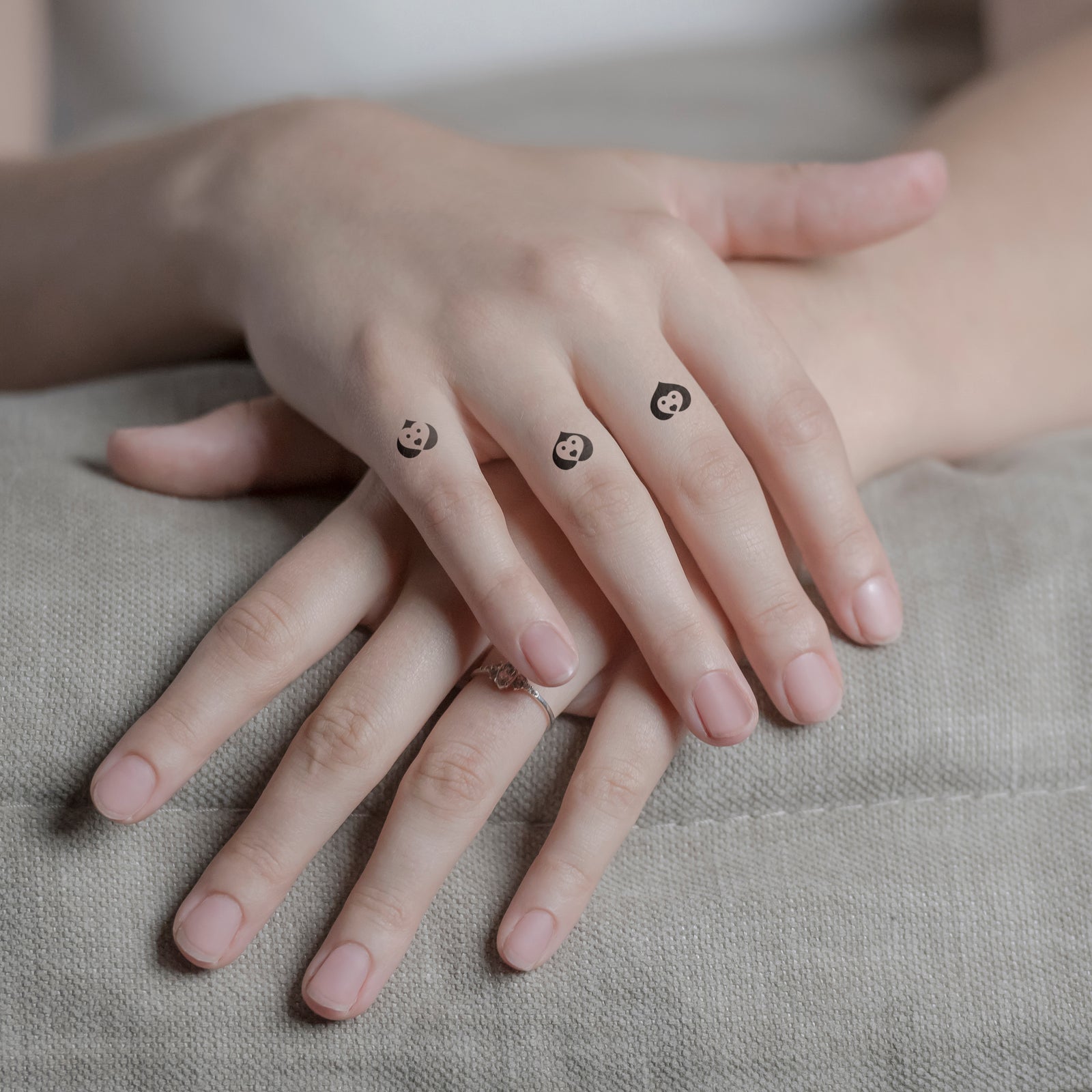 Temporäres Tattoo von minink: Filigrane Herzen mit Kontrastlinien