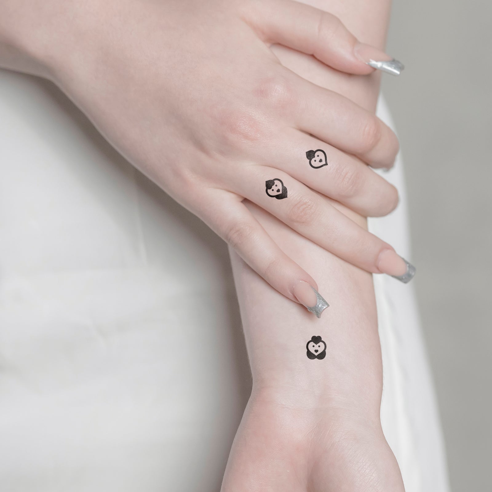 Temporäres Tattoo von minink: Herzen mit offener Silhouette