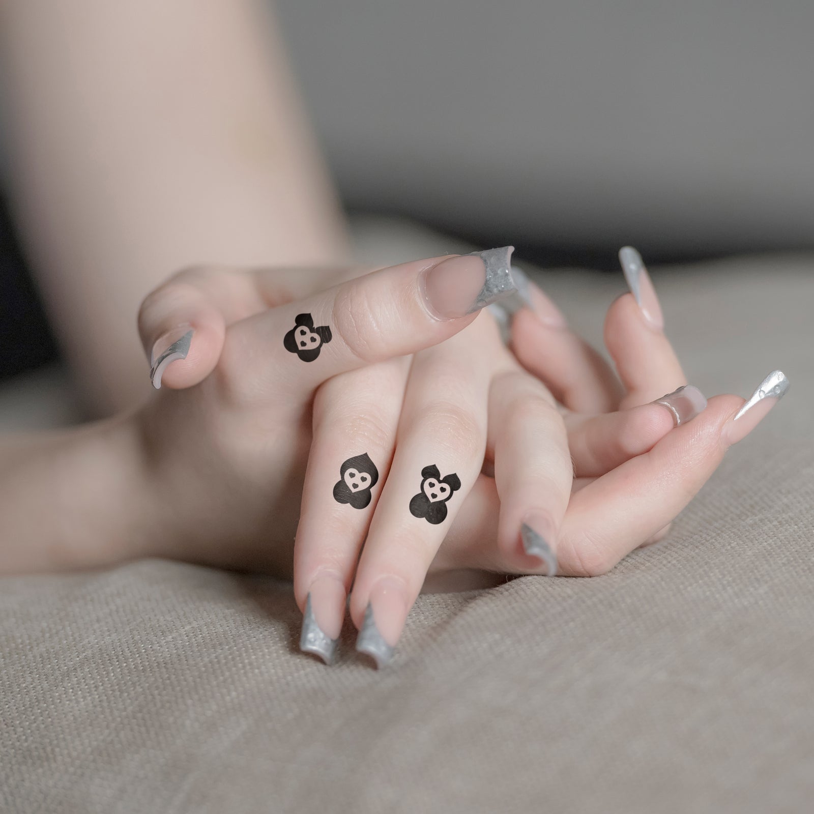 Temporäres Tattoo von minink: Herzen mit grafischem Schwung