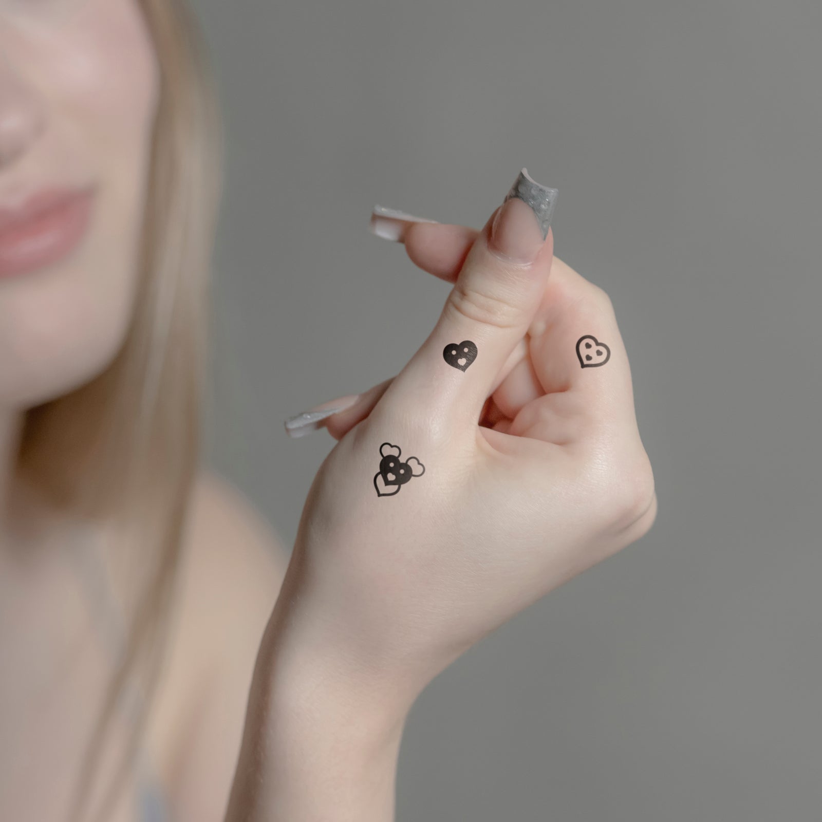 Temporäres Tattoo von minink: Kleine Herzen mit Flair