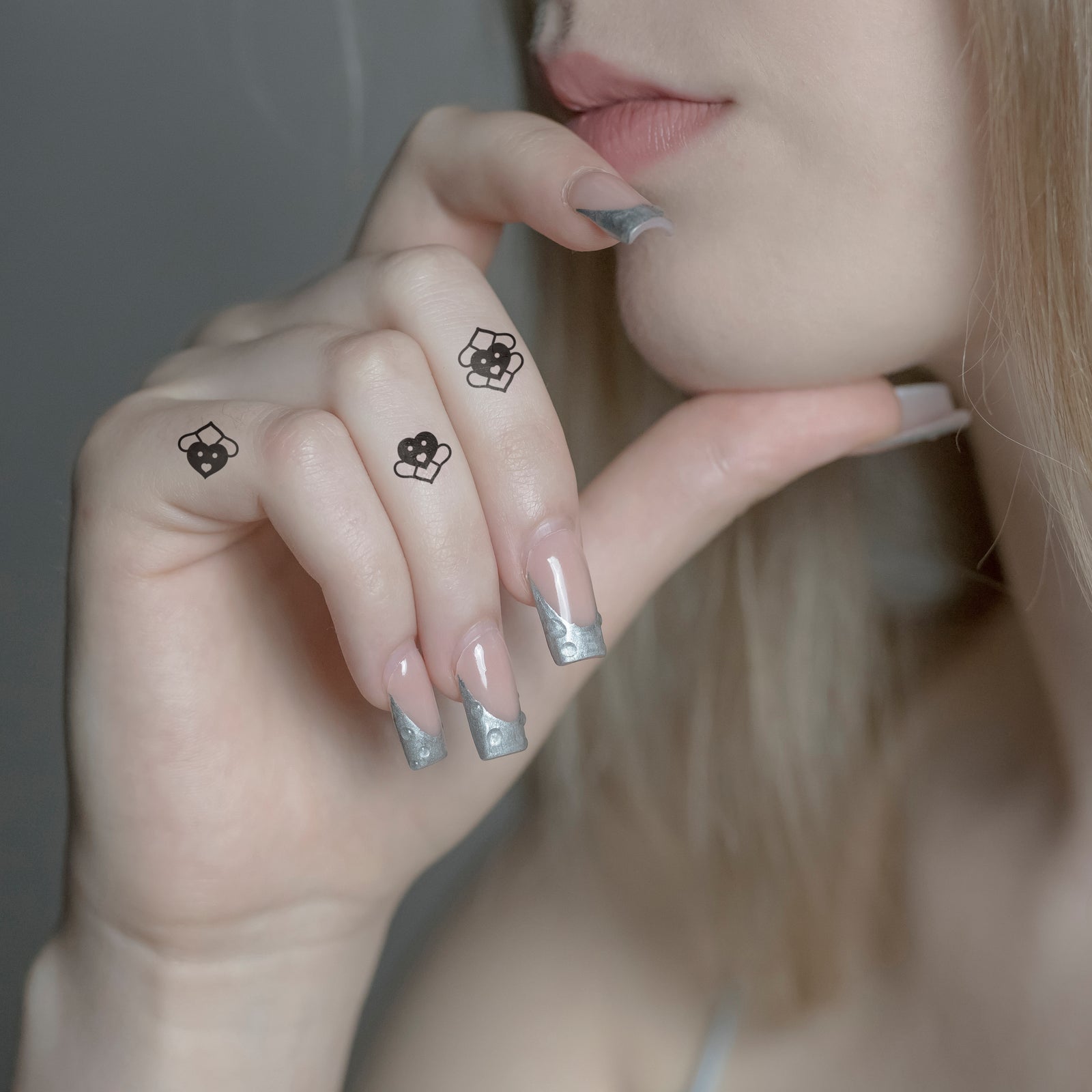 Temporäres Tattoo von minink: Herzen mit subtiler Dynamik