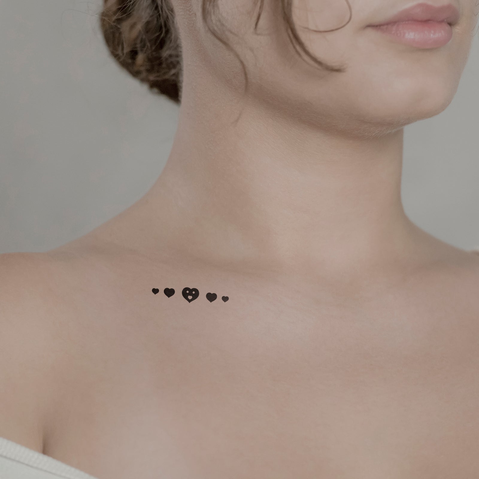 Temporäres Tattoo von minink: Herzformen in zarter Linienführung