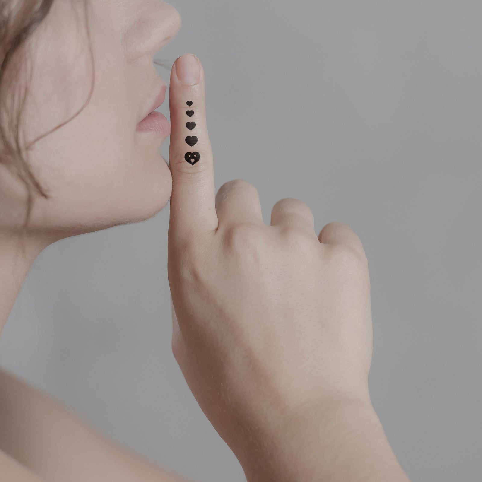 Temporäres Tattoo von minink: Herzen Tattoos für die Taille