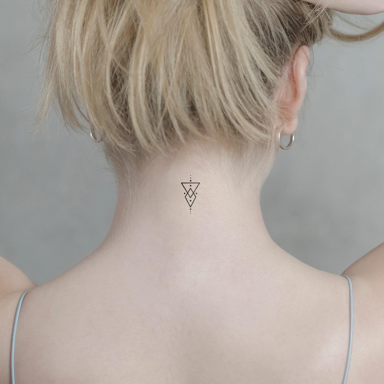 Temporäres Tattoo von minink: Moderne Symbolkunst