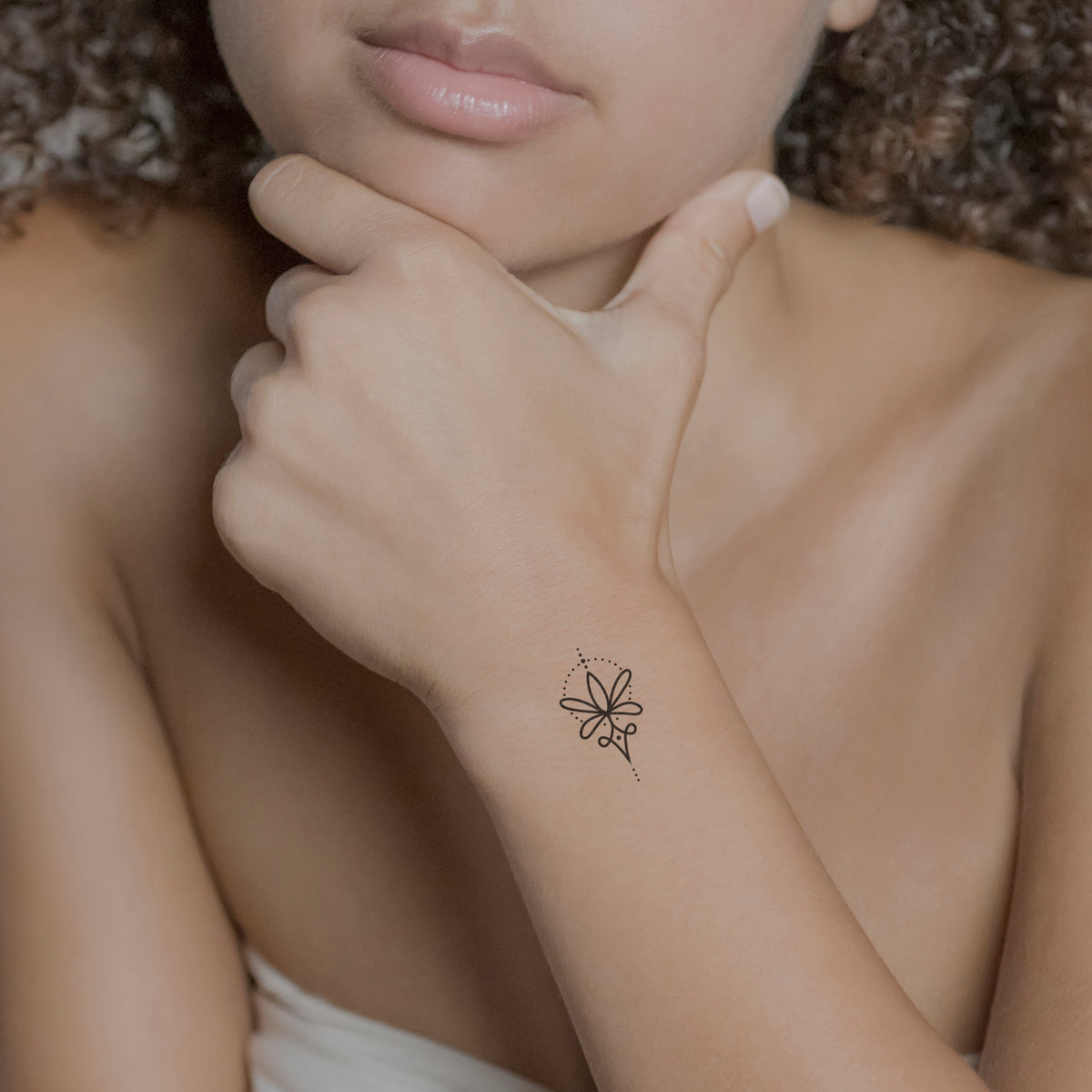 Temporäres Tattoo von minink: Blüte mit Punkten