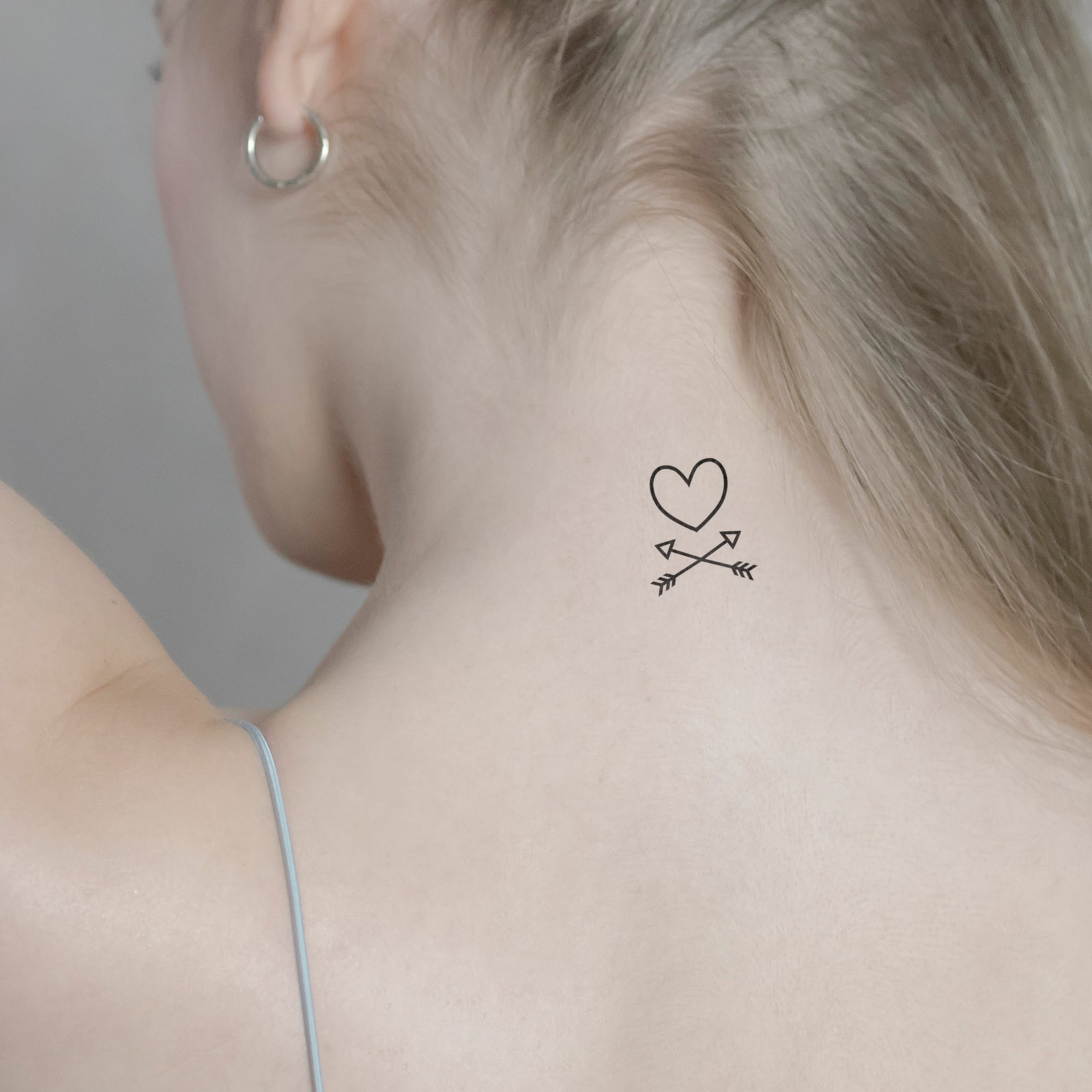 Temporäres Tattoo von minink: Herz mit gekreuzten Pfeilen