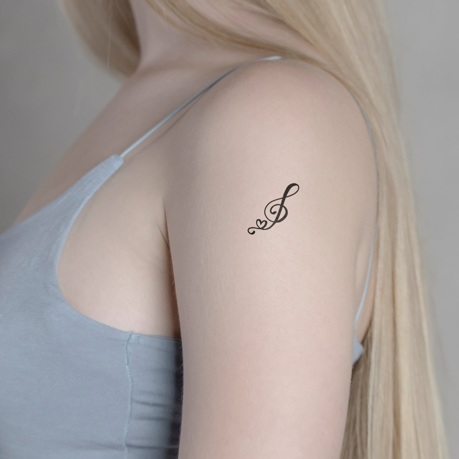 Temporäres Tattoo von minink: Kurviger Notenschlüssel mit Herz